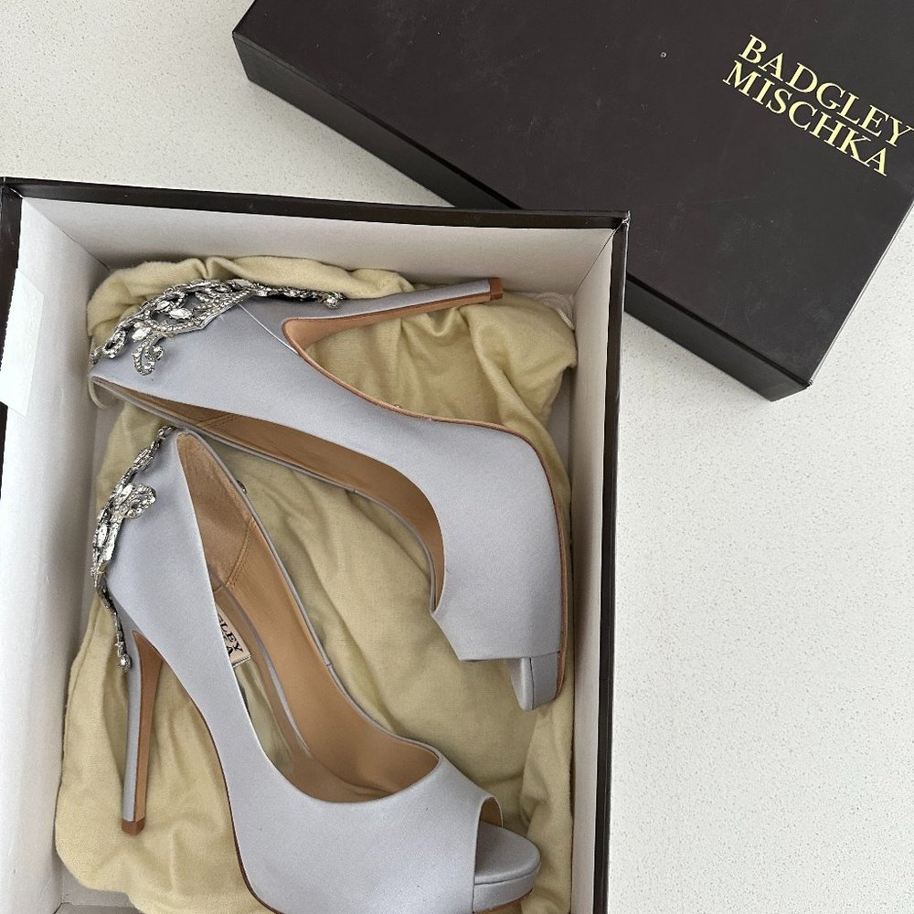 Badgley Mischka Silver Heels Like New Size 7.5